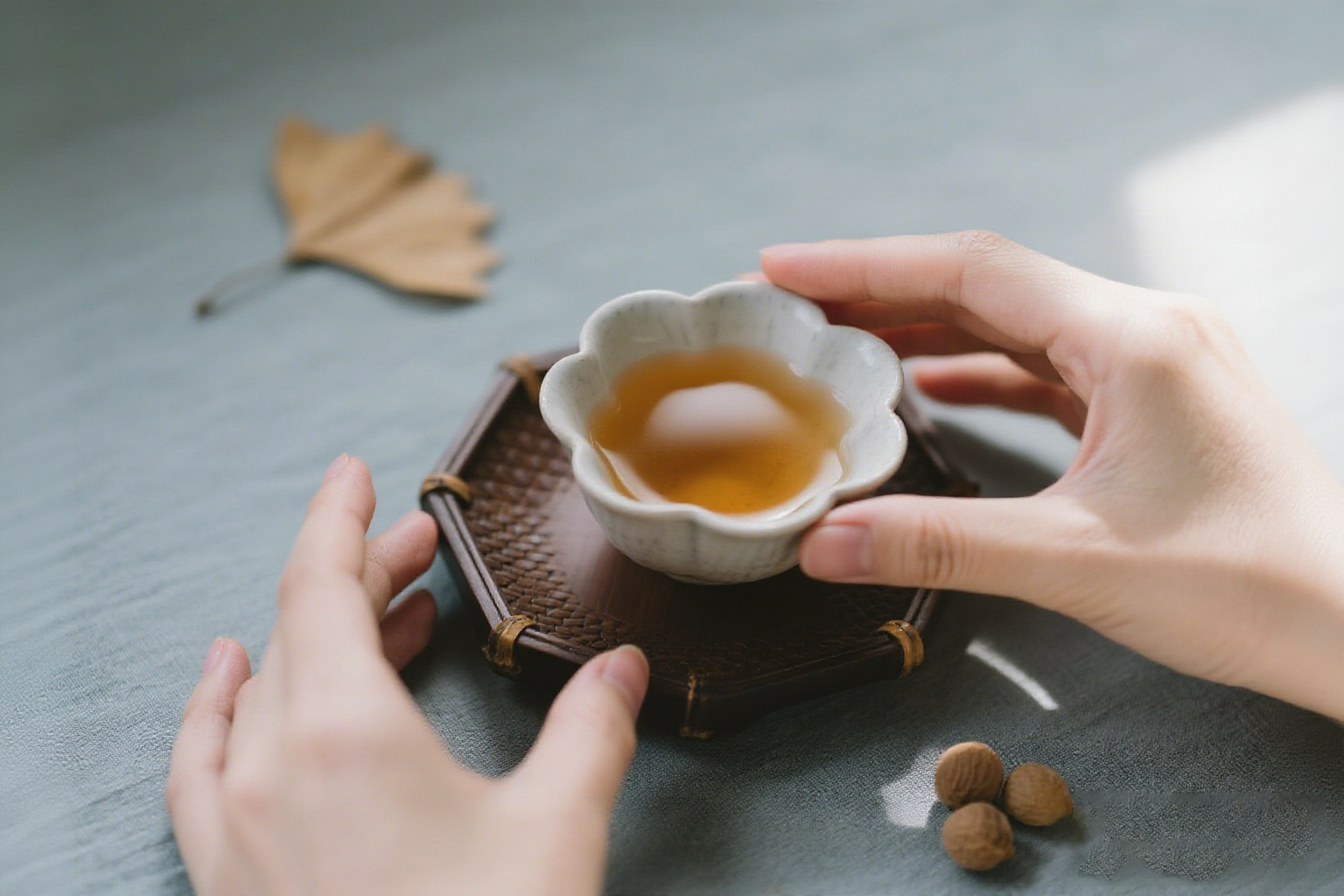 Illustrative ritual moment in warm light (AI mood image)