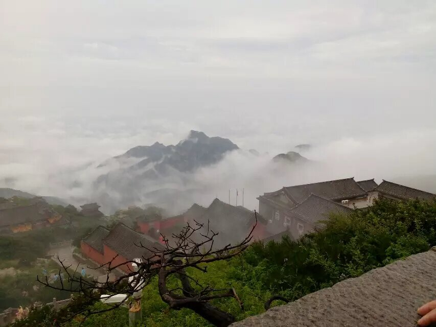 Temple rooflines against a sea of clouds at Mount Tai / 泰山屋脊与云海